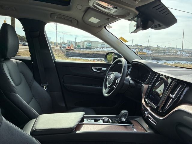 2023 Volvo XC60 B5 Plus Dark Theme