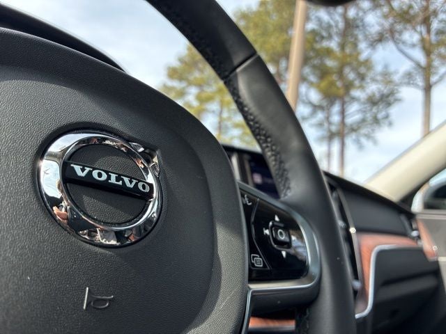 2023 Volvo XC60 B5 Plus Dark Theme